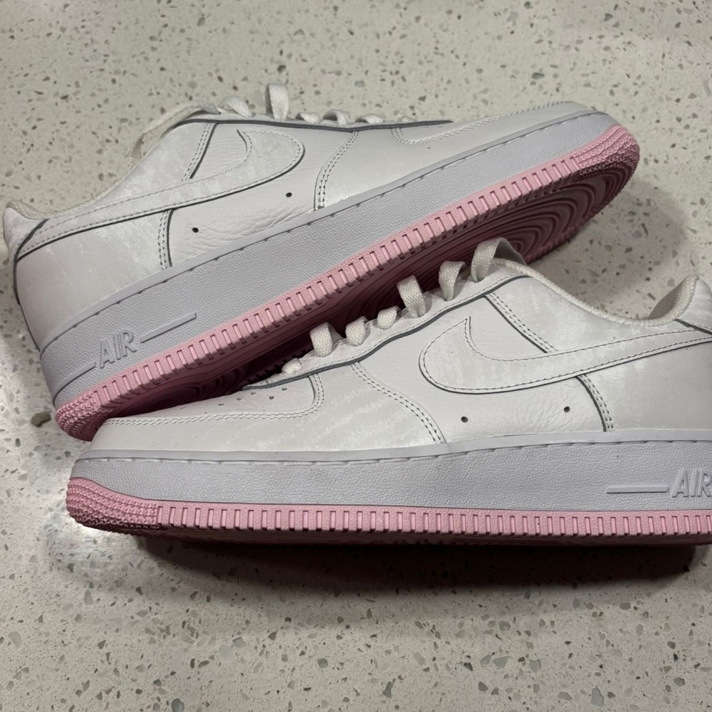 Air Force authentic Nike athletic sport shoes by Kelsey size 8.5 unisex white